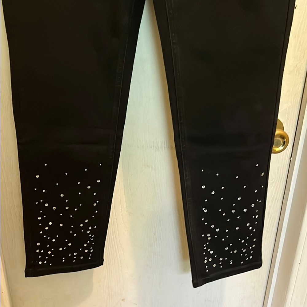 Issac mizrahi size 6 Women's black studded Jeans - Picture 5 of 6